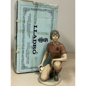 Lladro Figurine #5200 "Soccer Player" | Futbolista Pose Rayas | Spain